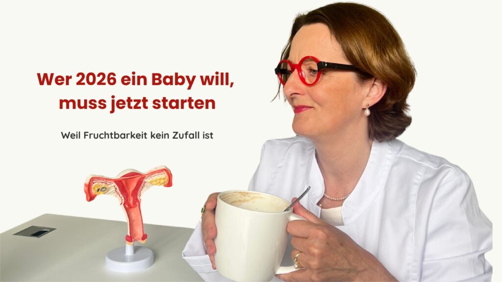 Dr Goesslinghoff am Schreibtisch mit Kaffeetasse und Uterusmodell