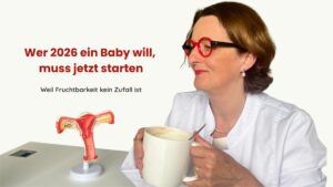 Dr Goesslinghoff am Schreibtisch mit Kaffeetasse und Uterusmodell